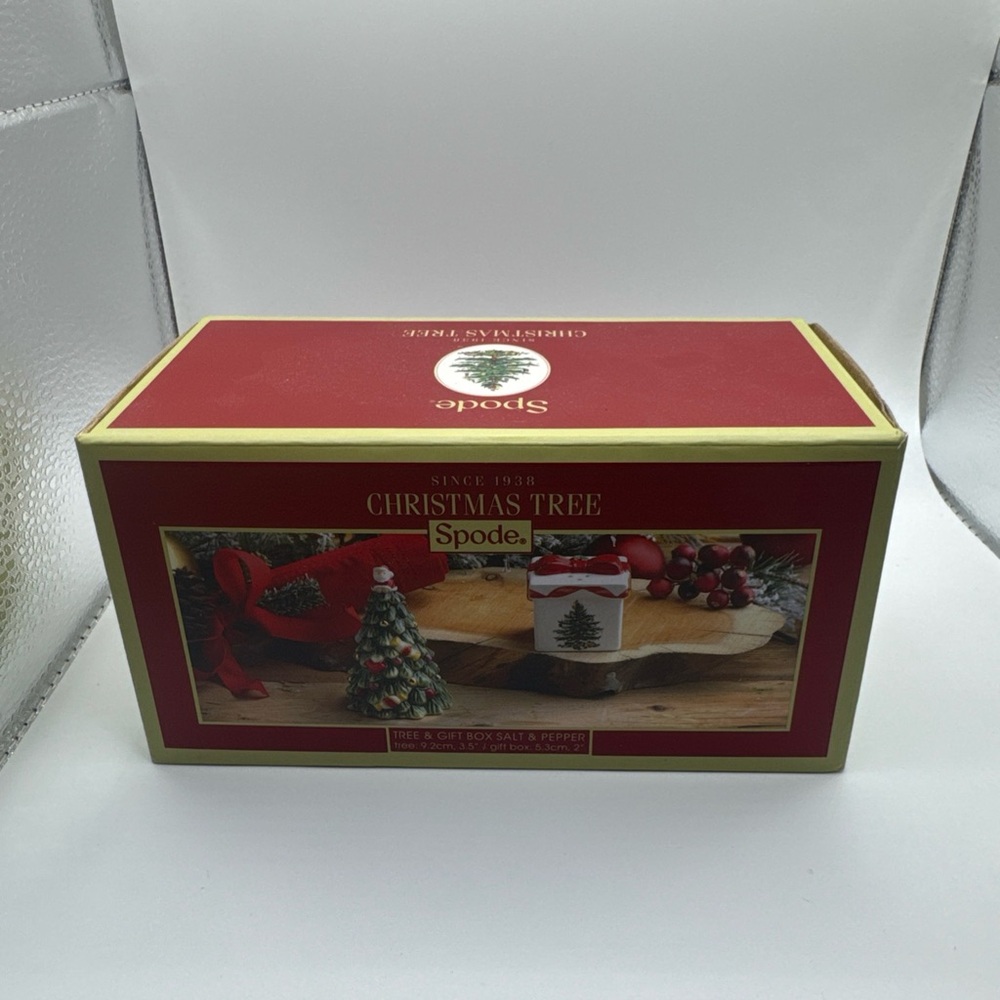 Spode Christmas Tree & Gift Box Present Salt & Pepper Shakers Set NEW IN BOX
